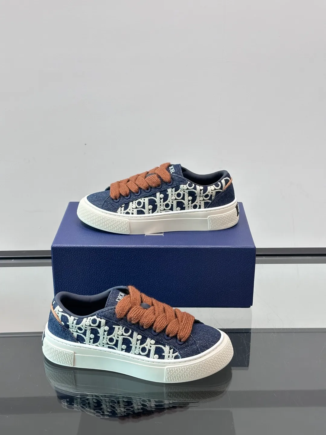Men's men's shoes 💰p440 "Dio～r" 🆕This B33 sneaker is a new interpretation of the classic tennis shoe, with a fashionable silhouette that highlights a heavy texture. Crafted from cow leather with Oblique print, it's unique with a padded tongue embellished with the Dior signature, wide mohair laces and tonal brass eyelets with a matte finish. Rubber sole with Oblique print effect, enhanced by a contrasting Dior 30 Avenue Montaigne signature on the rear. It adds a stylish touch to a casual look.  Size: 38-44 (45 customized)